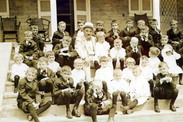 Milton Hershey and the boys of Milton Hershey School on the steps of the Homestead